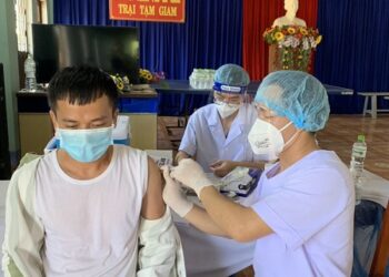 Gần 1.000 phạm nhân được tiêm vaccine COVID-19