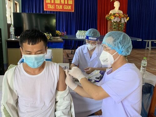 Gần 1.000 phạm nhân được tiêm vaccine COVID-19