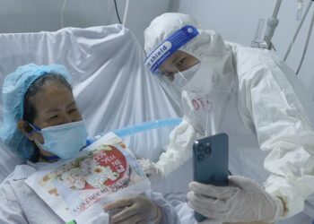 Những “món quà vô giá” giữa Trung tâm Hồi sức tích cực điều trị COVID-19 khắc nghiệt