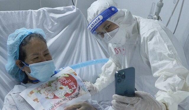 Những “món quà vô giá” giữa Trung tâm Hồi sức tích cực điều trị COVID-19 khắc nghiệt