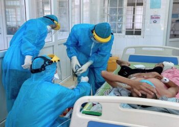Các bác sĩ đang chiến đấu bằng cả trái tim người thầy thuốc với một mong ước bệnh nhân sớm phục hồi