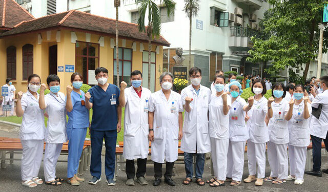 Sáng 15/9, hơn 100 “chiến sĩ” áo trắng Việt Đức vào TP HCM “đảo quân” cho Trung tâm hồi sức tích cực COVID-19