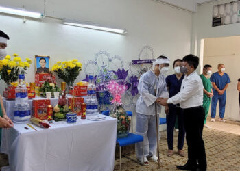 Thầy giáo trường y nén đau thương chịu tang mẹ nơi tuyến đầu chống dịch TP Hồ Chí Minh