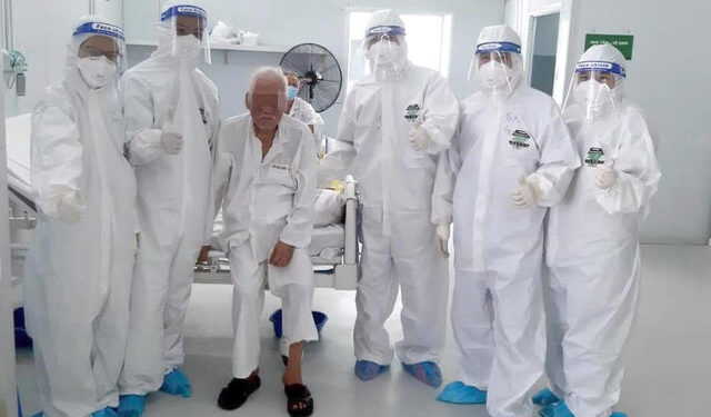 Cụ ông 83 tuổi hạnh phúc về nhà sau hơn 2 tuần “chiến đấu” với COVID-19