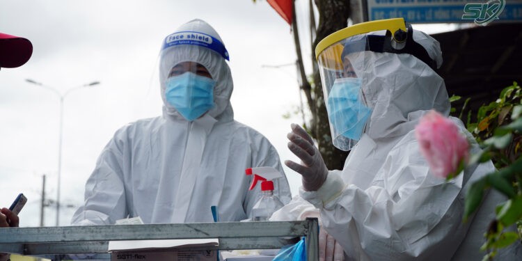 Tự chế xe lấy mẫu xét nghiệm lưu động, người dân Cần Thơ mừng rỡ khi loa gọi ra cửa nhà làm test COVID-19