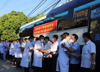 23 cán bộ y tế Điện Biên lên đường hỗ trợ Bình Dương chống dịch