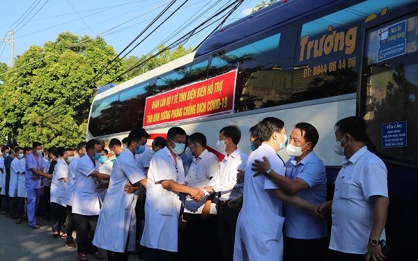 23 cán bộ y tế Điện Biên lên đường hỗ trợ Bình Dương chống dịch