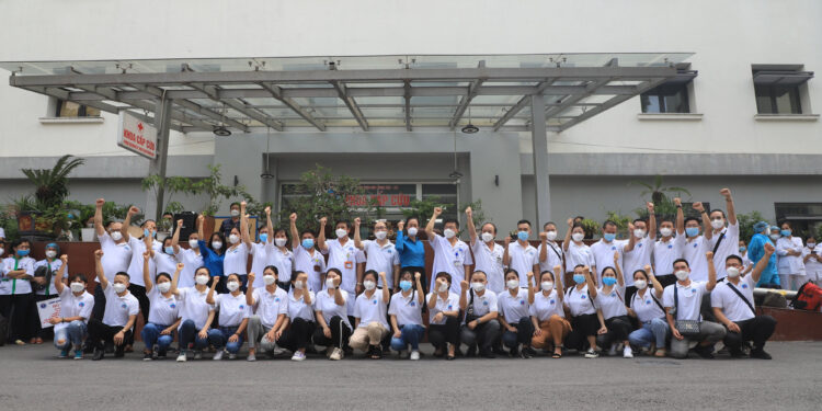 Chiến sĩ áo trắng từ Hà Nội tiếp tục chi viện miền Nam chống dịch