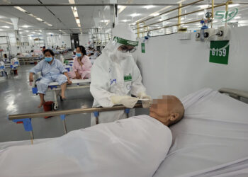 Điều dưỡng ở Trung tâm Hồi sức tích cực: Bón ăn cho bệnh nhân COVID-19 nặng 7 bữa/ngày, tắm gội cũng phải đúng giờ