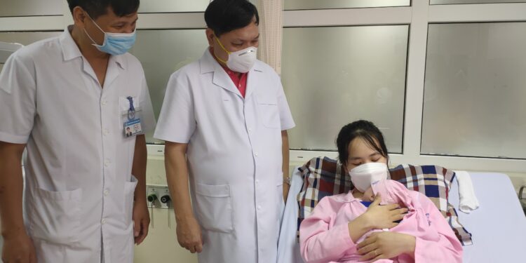 Bệnh viện Phụ sản Trung ương cứu sống bé sơ sinh nặng 400gram