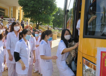 Hàng nghìn nhân viên y tế 11 tỉnh, thành phố gấp rút chi viện để xét nghiệm, tiêm vaccine cho Thủ đô