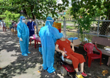 Tức tốc bao phủ vaccine, chăm sóc tốt F0 từ phường, quận ở TP.HCM