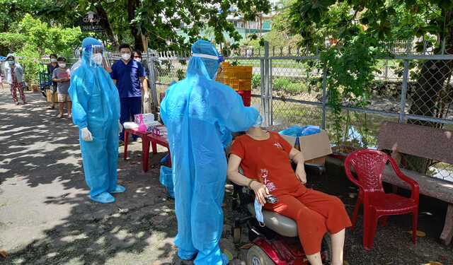 Tức tốc bao phủ vaccine, chăm sóc tốt F0 từ phường, quận ở TP.HCM