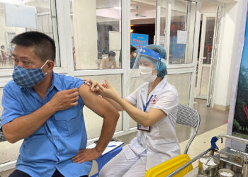 Hà Nội nhận 1 triệu liều vaccine Vero Cell, 3.000 cán bộ y tế hỗ trợ Thủ đô tiêm chủng, xét nghiệm