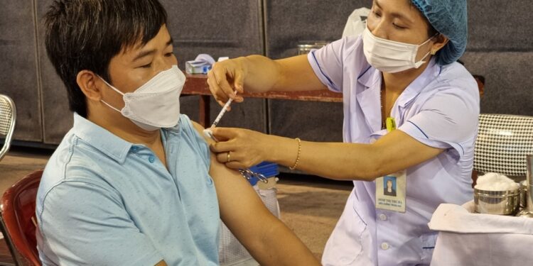 Hải Phòng tiêm vaccine Sinopharm từ nguồn đi mượn của TP HCM