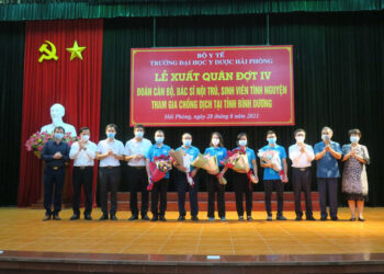 Hơn 100 cán bộ, sinh viên ngành Y Hải Phòng vào Bình Dương chống dịch