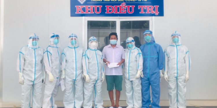 Bệnh nhân nặng đầu tiên được Trung tâm Hồi sức COVID-19 Trung ương ở Long An cho xuất viện