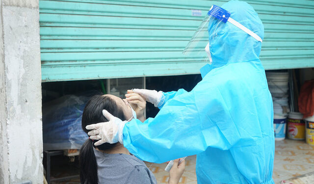 Hóc Môn đẩy mạnh xét nghiệm tầm soát F0 để chủ động các biện pháp chống dịch