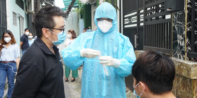 TP.Hồ Chí Minh hướng dẫn người dân tự test nhanh COVID-19 tại nhà