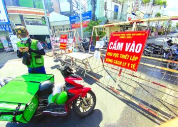 KHẨN: TPHCM ngưng hoạt động Shipper tại TP Thủ Đức và 7 quận, huyện; CBCCVC làm việc theo phương án “3 tại chỗ”