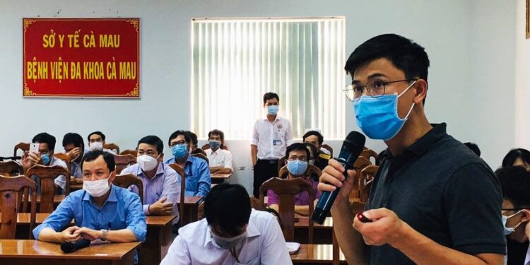 Bộ Y tế chuyển giao, đào tạo kỹ thuật điều trị bệnh nhân COVID-19 và cách đánh giá mức độ nguy cơ dịch bệnh cho tuyến tỉnh