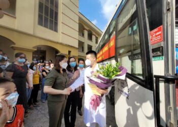 Đoàn cán bộ y tế thứ 8 của Yên Bái chi viện Đồng Nai chống dịch
