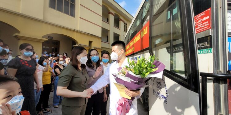 Đoàn cán bộ y tế thứ 8 của Yên Bái chi viện Đồng Nai chống dịch