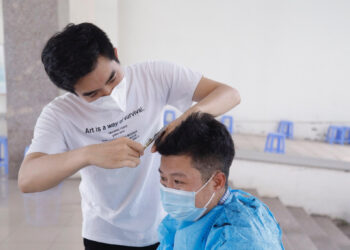 Cán bộ y tế Bệnh viện K trổ tài cắt tóc cho đồng nghiệp trước ngày lên đường chi viện miền Nam ruột thịt