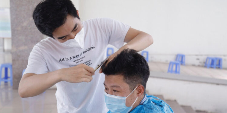 Cán bộ y tế Bệnh viện K trổ tài cắt tóc cho đồng nghiệp trước ngày lên đường chi viện miền Nam ruột thịt