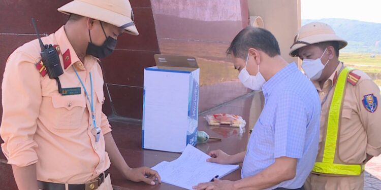 Người dân từ vùng dịch ồ ạt về quê, nguy cơ cao lây lan dịch Covid-19