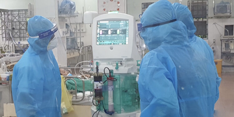 Chuyên gia “hội tụ” chia sẻ kinh nghiệm lọc máu sớm cứu bệnh nhân COVID-19 nặng