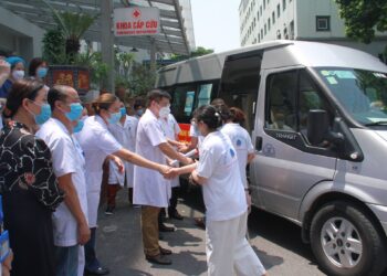 Thêm 9 y, bác sĩ Bệnh viện Hữu Nghị xung phong hỗ trợ vào Tiền Giang chống dịch COVID-19
