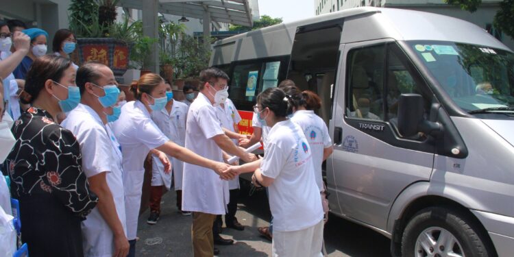 Thêm 9 y, bác sĩ Bệnh viện Hữu Nghị xung phong hỗ trợ vào Tiền Giang chống dịch COVID-19