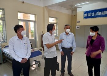 Tổ công tác Bộ Y tế tư vấn chăm sóc người nhiễm COVID-19 ở khu cách ly của Tân Phú