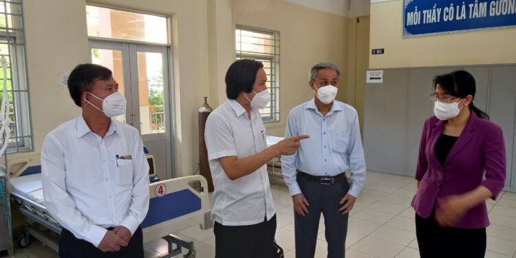 Tổ công tác Bộ Y tế tư vấn chăm sóc người nhiễm COVID-19 ở khu cách ly của Tân Phú