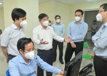 Chủ tịch UBND TP.HCM: Tuyệt đối không được chậm trễ vận chuyển bệnh nhân F0