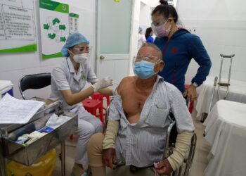Xúc động cảnh tiêm chủng an toàn cho người cao tuổi, người nhiều bệnh nền