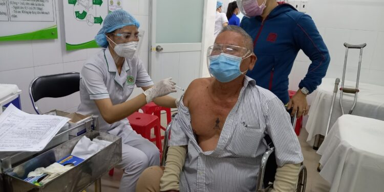 Xúc động cảnh tiêm chủng an toàn cho người cao tuổi, người nhiều bệnh nền