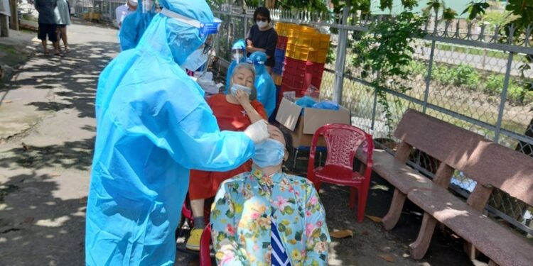 Đi quanh chợ “bắt” COVID-19 ở Hóc Môn