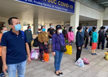 Bước chân hạnh phúc của bệnh nhân COVID-19 xuất viện