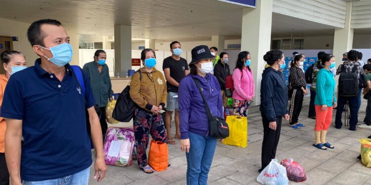 Bước chân hạnh phúc của bệnh nhân COVID-19 xuất viện