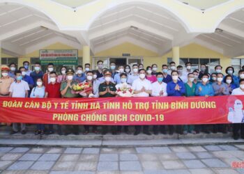 Lãnh đạo tỉnh Hà Tĩnh tiễn đoàn 31 cán bộ y tế vào hỗ trợ Bình Dương chống dịch