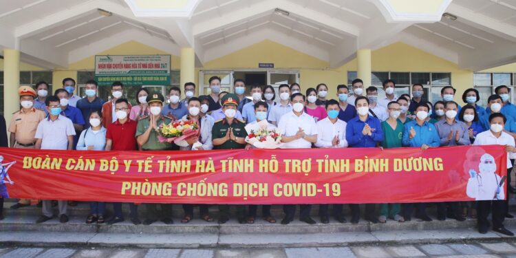 Lãnh đạo tỉnh Hà Tĩnh tiễn đoàn 31 cán bộ y tế vào hỗ trợ Bình Dương chống dịch