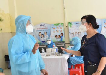 Ngày thứ 2 Chiến dịch tiêm chủng 2021-2022 tại TP.HCM:Người cao tuổi mừng vì được đi tiêm vaccine phòng COVID-19