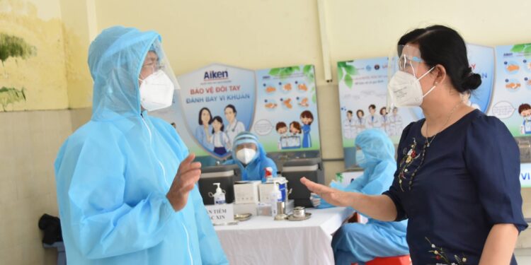 Ngày thứ 2 Chiến dịch tiêm chủng 2021-2022 tại TP.HCM:Người cao tuổi mừng vì được đi tiêm vaccine phòng COVID-19