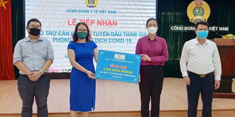 Đồng hành và bảo vệ “Chiến sĩ áo trắng” trong cuộc chiến phòng chống dịch COVID-19