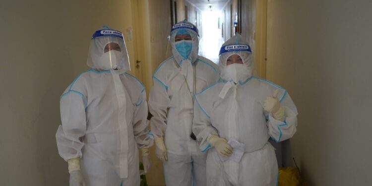 Y bác sĩ bệnh viện Thống Nhất chiến đấu với COVID-19 tại Bệnh viện Dã chiến số 8