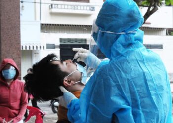 Sinh viên ĐH Kỹ thuật Y tế Hải Dương miệt mài lấy mẫu xét nghiệm bấp chấp nắng nóng, trời mưa, đêm tối