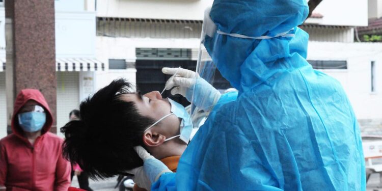 Sinh viên ĐH Kỹ thuật Y tế Hải Dương miệt mài lấy mẫu xét nghiệm bấp chấp nắng nóng, trời mưa, đêm tối