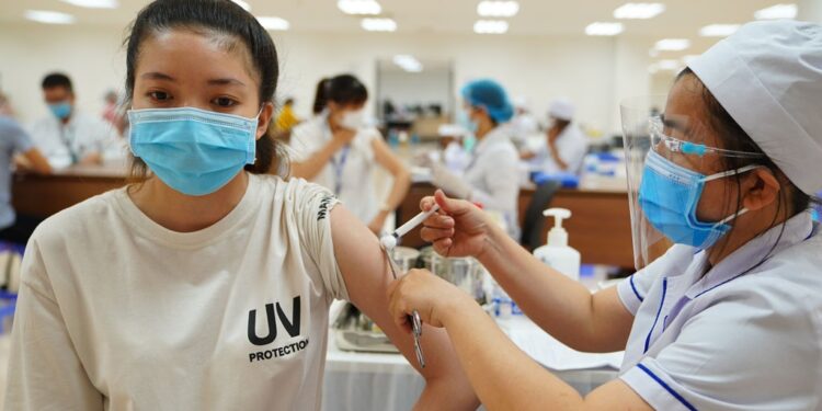 Ngay từ bây giờ, bất kể người dân Thủ đô nào cũng có thể đăng ký tiêm vắc xin COVID-19